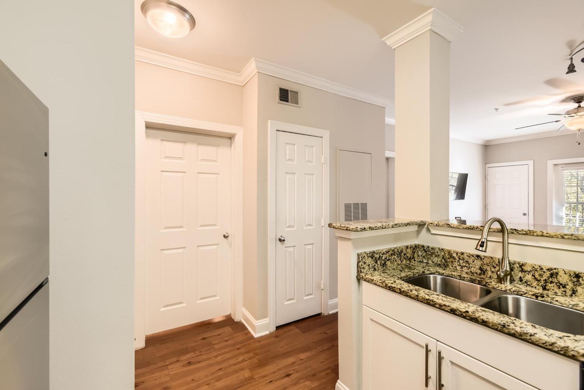 Apartment Crest At Midtown 4505 L 1 Bedroom 1 Bathroom *